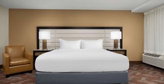 DoubleTree by Hilton Greensboro Airport - Greensboro - Bedroom