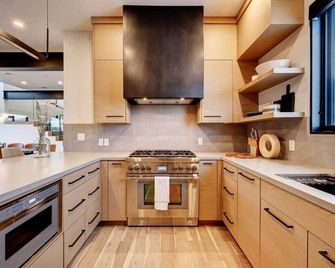 The Ridgeline | 5BR Brand New Ski-In Canyons Village, Walk to Lifts - Kamas - Kitchen