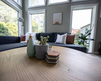 Bethel Village Escape with King Bed - Bethel - Living room