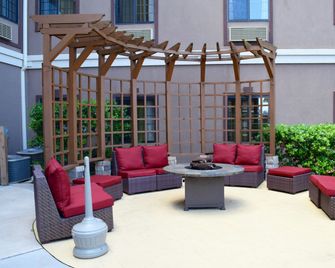 Staybridge Suites Houston Stafford - Sugar Land By IHG - Stafford - Binnenhof