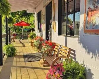 Nice cabin overlooking the water and close to Glade Top Trail - Ava - Patio