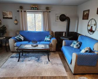 Apartment Attached to a 1900 historic Farm house - Wadsworth - Living room