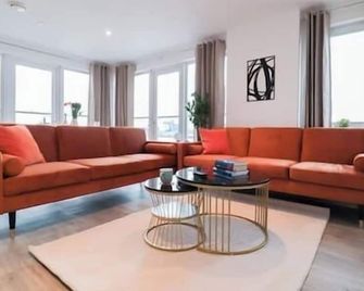 Spacious and Sunny Flat l River Balcony View ! - London - Living room