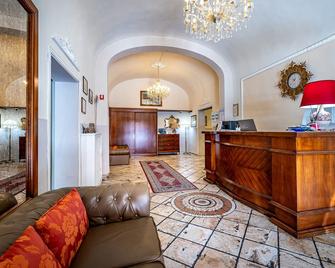 Hotel Minerva - Pisa - Resepsiyon