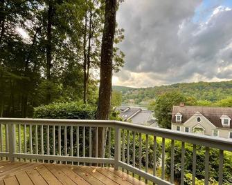 Candlewood Lake Retreat with year round views - New Milford - Balcony