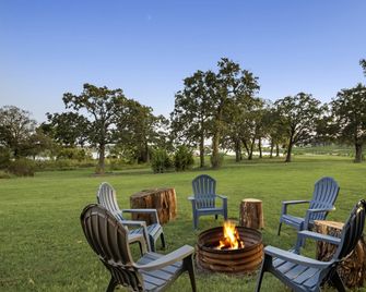 Cozy Cabin Hideaway in Lush Greenery with Lakefront Views in Madill, Oklahoma - Madill - Patio
