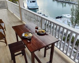 Charming Maple Canalfront Condo - Nassau - Balcon