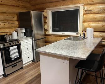 Cozy Yukon Cabin Close to Eclipse Hotsprings Resort - Whitehorse - Kitchen