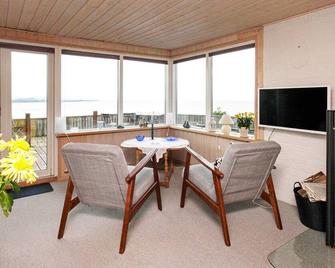 Breathtaking Holiday Home in Struer With Roofed Terrace - Struer - Living room