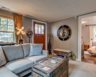 Wescott House in the historic Willamette District - West Linn - Living room