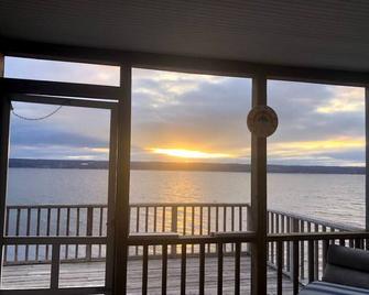 Sunset Oasis Cottage - Aurora - Balcón