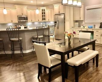 Luxurious 5 bed 3 1/2 bath lakefront home: private pier, 2 paddleboards, 2 kayak - Lexington - Keuken