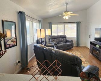 Desert Skies Retreat - Your Home Away From Home! - Casa Grande - Sala de estar