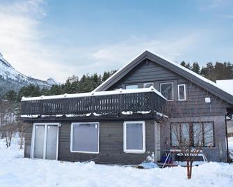 3 Bedroom Beautiful Home In Eikefjord - Florø - Gebäude