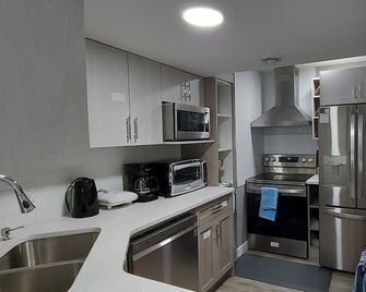 Cozy 2-Bedroom Basement Guest Suite with Private Entrance and Proximity to the Airport - Edmonton - Kitchen