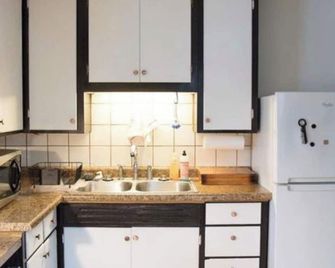 Charming 2-bedroom apartment with AC in lovely Watertown - Watertown - Cocina