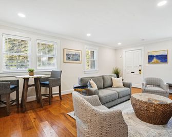 Charming Historic Townhouse Steps From Usna - Annapolis - Living room