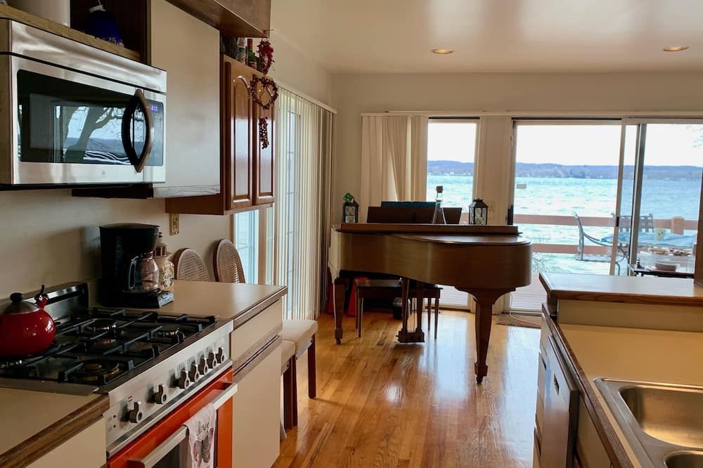 Lakefront Home:Thanksgiving: cozy up to our fireplace after skiing/wine tasting - كاناندياجو - مطبخ