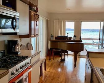 Lakefront Home:Thanksgiving: cozy up to our fireplace after skiing/wine tasting - Canandaigua - Cozinha