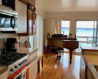 Lakefront Home:Thanksgiving: cozy up to our fireplace after skiing/wine tasting - كاناندياجو - مطبخ