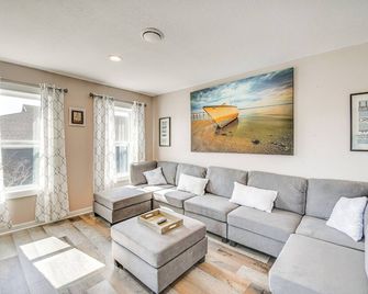 Bright Kitty Hawk Home with Hot Tub, Walk to Beach! - Kitty Hawk - Living room