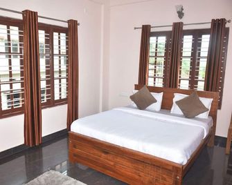 Hotel Airavata - Madikeri - Спальня