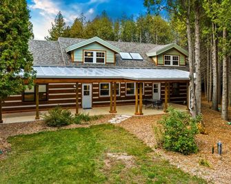 Spacious Family-Friendly Cottage on 7.5 acre peaceful wooded area - Ellison Bay - Edificio