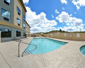 Holiday Inn Express & Suites Globe By IHG - Globe - Piscina