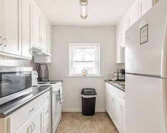 Plane Suite at Brickhouse Inn - Hermann - Kitchen