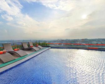 Harris Hotel & Conventions Ciumbuleuit - Bandung - Bandung - Pool