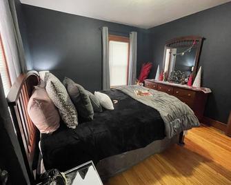 Get Kozy in Kenwood - Syracuse - Bedroom