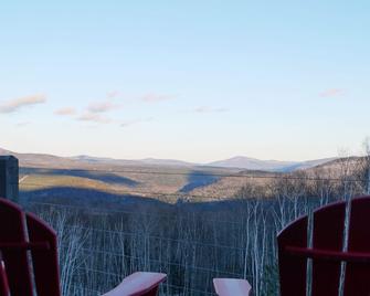 Tranquil, Modern Retreat with Distant Mountain Views, Sauna, Wood Stove - Prattsville - Balcón