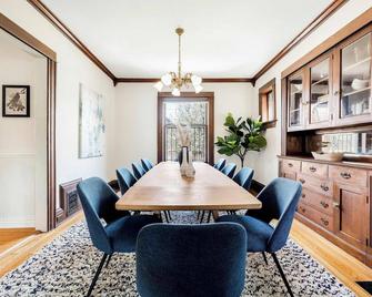 Chic Victorian Manor - Sleeps 12 - Congress Park - דנבר - חדר אוכל