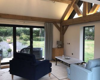 The Cowshed, Luxury Barn Conversion, Tenterden - Tenterden - Wohnzimmer