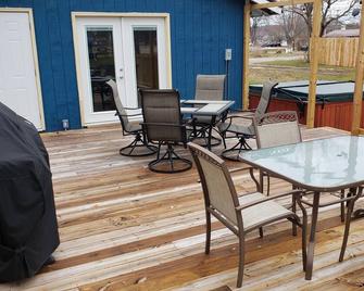 Ohio Street Retreat-hot tub, massage chair, pool - Prairie du Chien - Patio