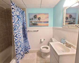 Family Friendly Beach Block Ocean View 3 BR, 2 BA, Condo near Wildwood Crest and Convention Center - Wildwood Crest - Bathroom