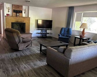 Fisherman's Roost by Bucksaw Marina, Truman Lake - Clinton - Living room