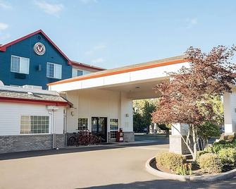 Pet-friendly Suite w/ Free Parking! A 5-minute drive away from Third Street! - McMinnville - Budova
