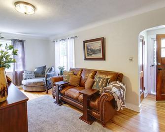 Charming Hamilton Hideaway Half-Mi to Main St! - Hamilton - Living room