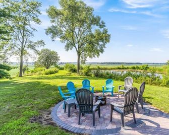Secluded 3BR Escape w/ Pool + Pond | Near Columbus - Ashville - Binnenhof