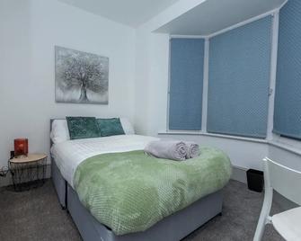 Cozy House In Medway-Sleeps10-Garden-Freeparking - Gillingham - Slaapkamer
