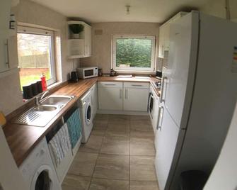 5 bedrooms, 2 Reception Rooms, 2 Shower Rooms, Sleeps up to 7, Parking, Free WiFi & Netflix, Large Garden - Corby - Kitchen