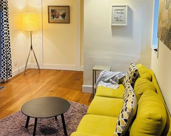 50%off Riverfront Westonhome 1.6 Acers-Nyc 1 Hour Near Estaurants I-95& Parkway - Weston - Wohnzimmer