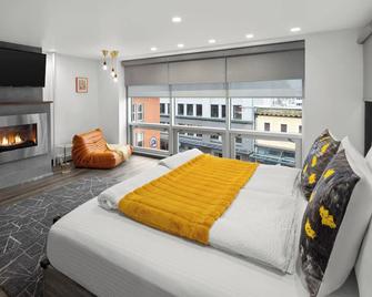Lux Penthouse Suite with Downtown Juneau's only Roof Deck Hot Tub! - Juneau - Bedroom