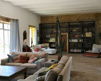 Chambre d'Hôtes au Domaine du Soleil Couchant - Saint-André-de-Roquelongue - Living room