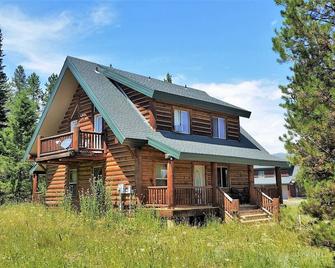 The Hideaway Hostel - Island Park - Building