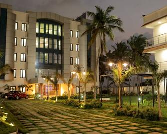 Country Club Lee Crysstal - Covelong - Building