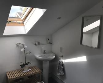 Superb Self contained 2 bedroom apartment - Knutsford - Bathroom