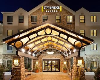 King Suite Near Winthrop University! Free Breakfast Buffet. Indoor Pool - Rock Hill - Building