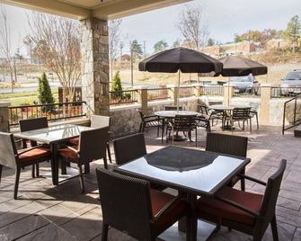 Hyatt Place Charlottesville - Charlottesville - Patio